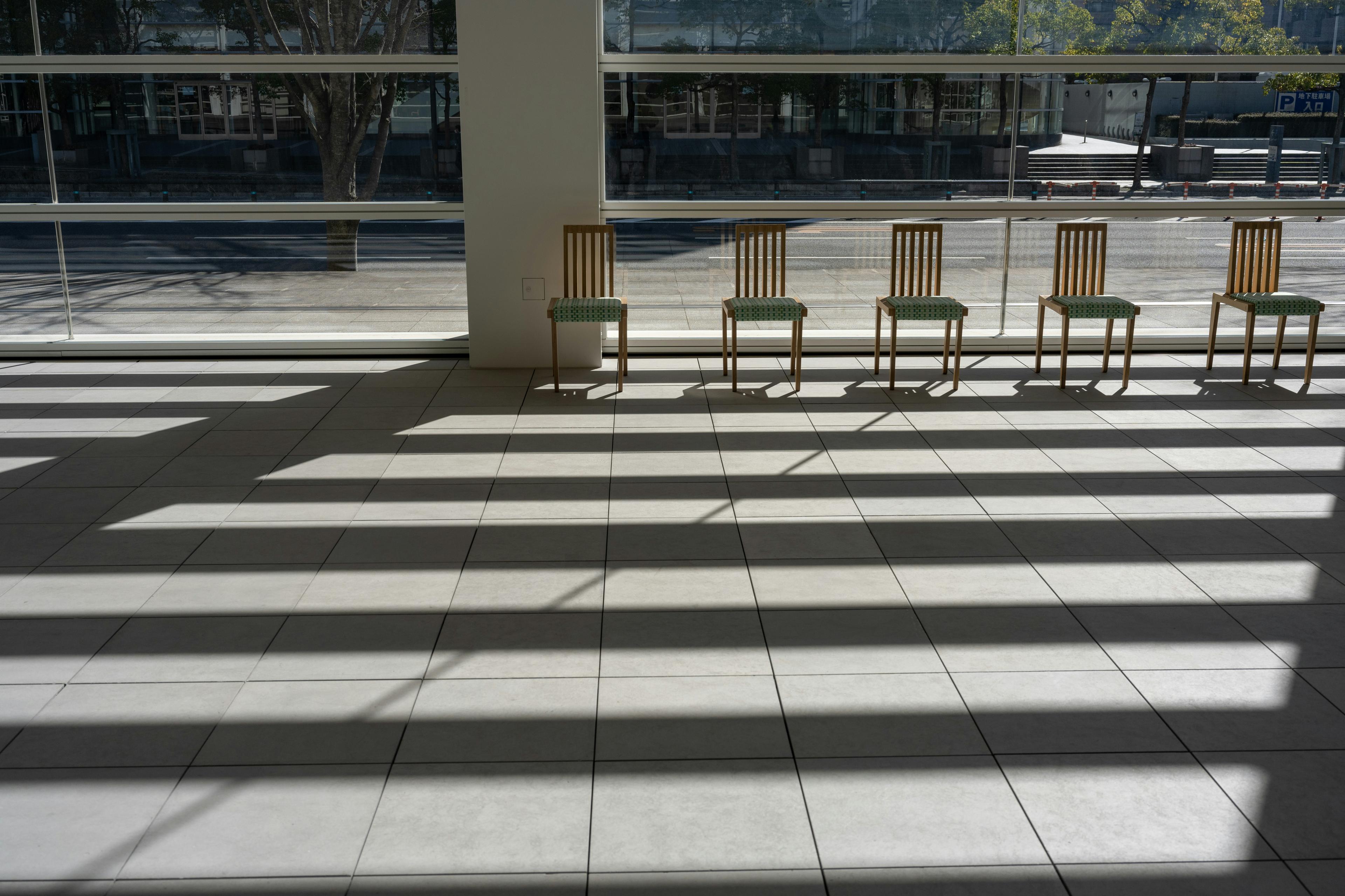 a row of chairs sitting on top of a tiled floor